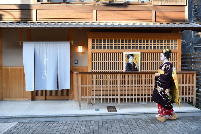 Authentic Kyoto Gion Geisha/Maiko Cultural Experience - Photos, socks, and tatami etiquette: the small details that keep it smooth