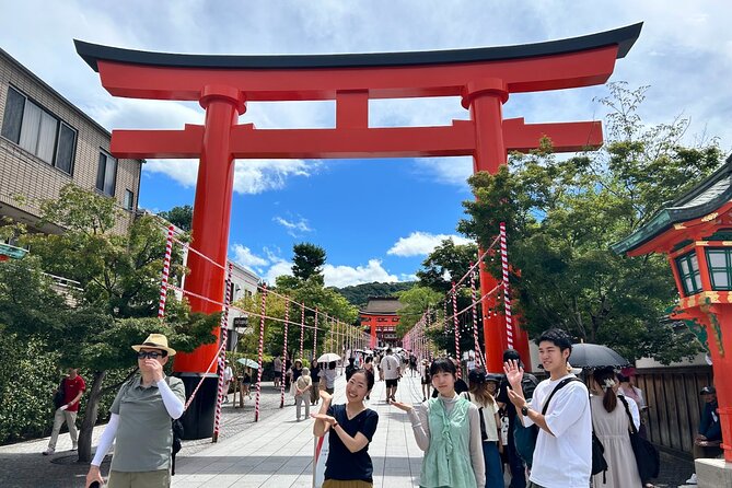 Crowd-Free Kyoto: Fushimi Inari, Nijo Castle & Kinkaku-ji - Stop 1: Fushimi Inari-taisha before the torii wave hits