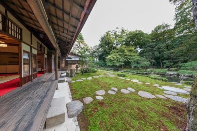 Family Mitsui House Museum with green tea admission ticket - Tatami seating and matcha tea with the garden in front of you