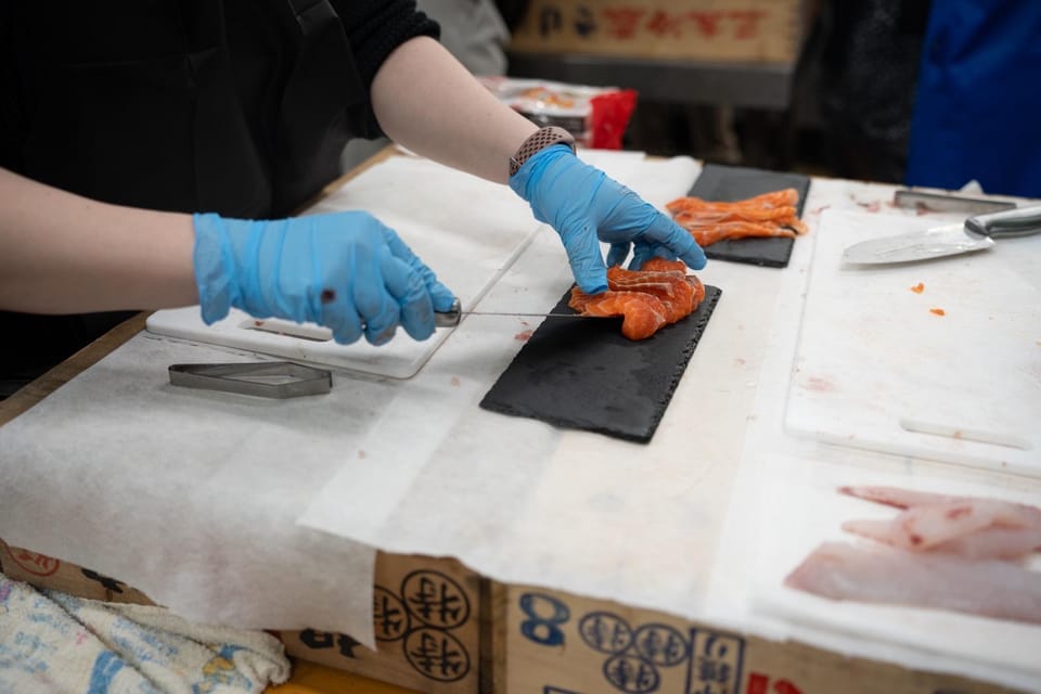 Fish cutting class - Watching, then doing: how the instruction really helps