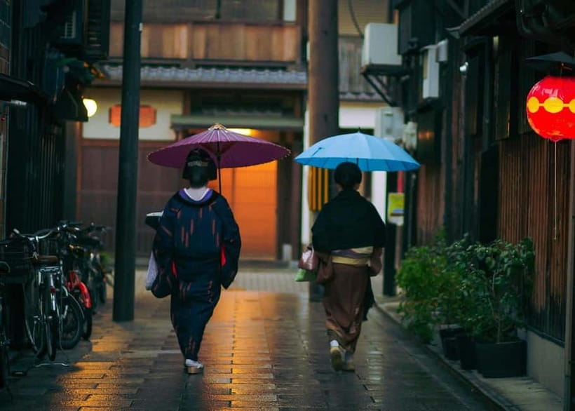 Geisha at Dusk: A Stroll Through Old Kyoto - Key highlights at a glance