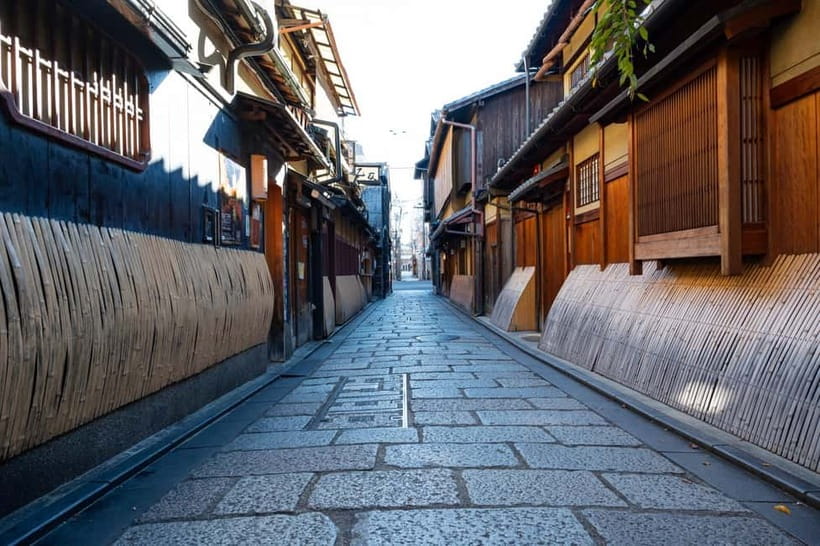 Geisha at Dusk: A Stroll Through Old Kyoto - A 2-hour Geisha-at-dusk route that’s all about timing