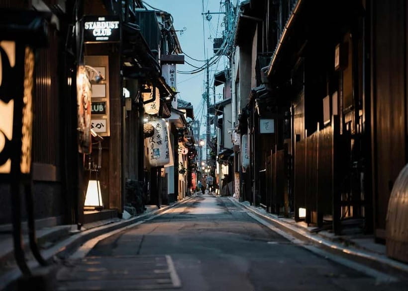 Geisha at Dusk: A Stroll Through Old Kyoto - Guide quality matters: why Romi’s style stands out