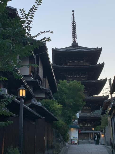 Gion Night Walk:Discover Geisha Culture in Kyoto - Your local guide’s geisha lessons: more than myths and photos