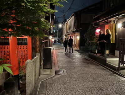 Kioto: Gion Tour, recorrido a pie (Español/Castellano) - Where to meet: the Disney Kyoto Shijo-Kawaramachi landmark