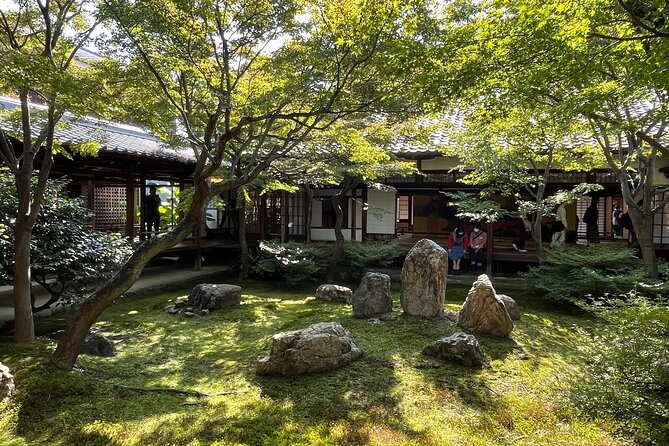 Kiyomizu Temple and Backstreets of Gion, Half Day Group Tour - Yasaka Pagoda: A Quick Iconic Landmark Moment