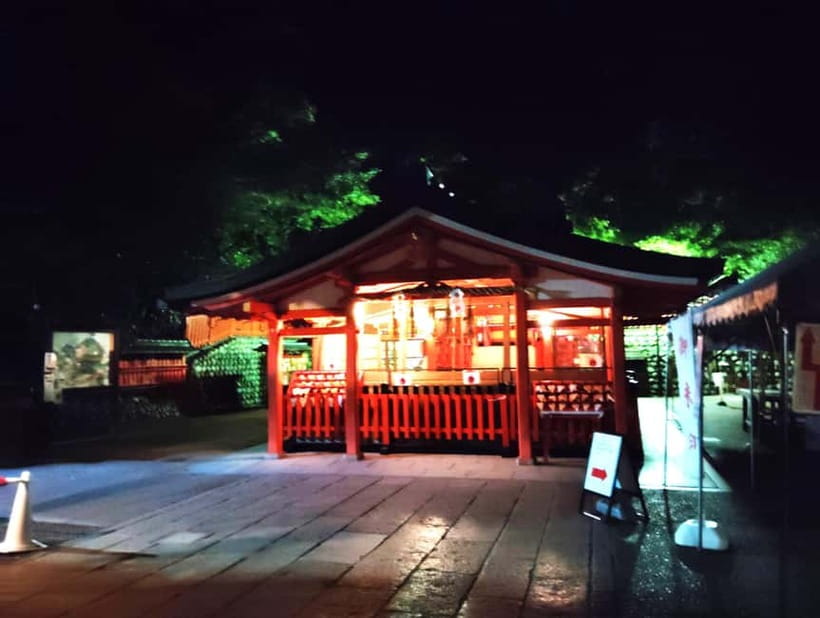 Kyoto: Fushimi Inari Taisha Night Tour with Guide - The guides are a big part of the value