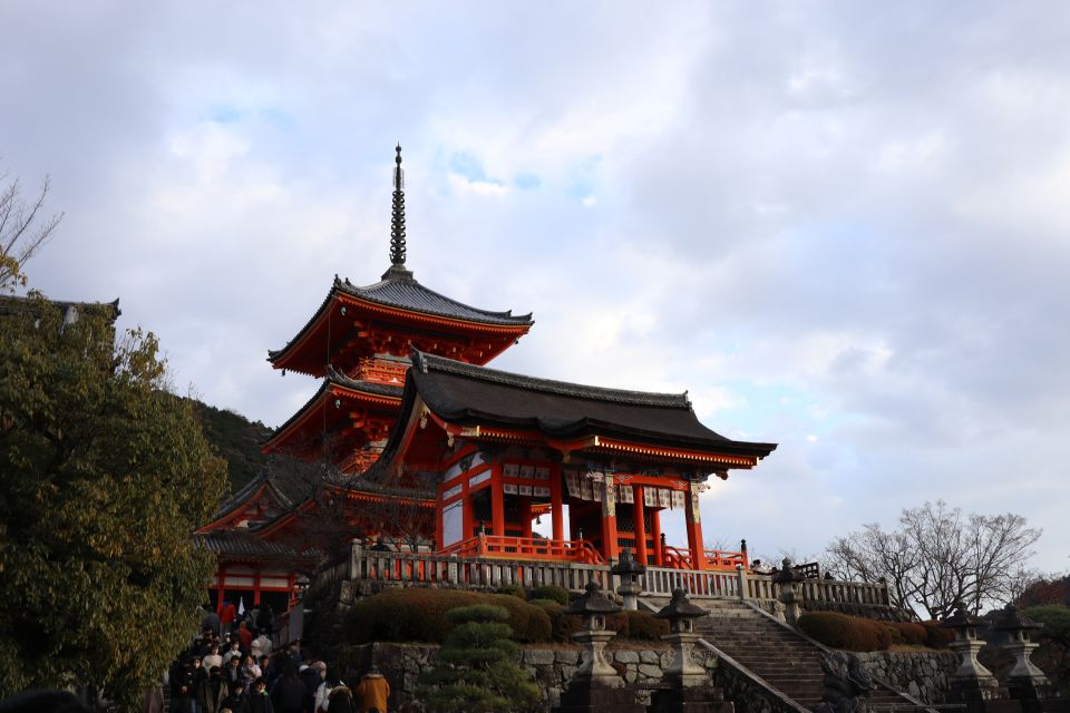 Kyoto: Fushimi Inari-taisha y Kiyomizu-dera (Spanish Guide) - Otani Hombyo (Mausoleum of Shinran): quieter, more reflective Kyoto