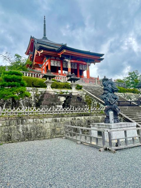 Kyoto: Fushimi Inari-taisha y Kiyomizu-dera (Spanish Guide) - Otani Cemetery: a photo stop with a shift in mood