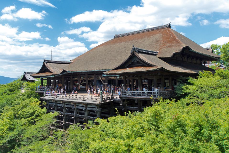 Kyoto: Fushimi Inari-taisha y Kiyomizu-dera (Spanish Guide) - Kiyomizudera on the hill: the cliffside platform moment