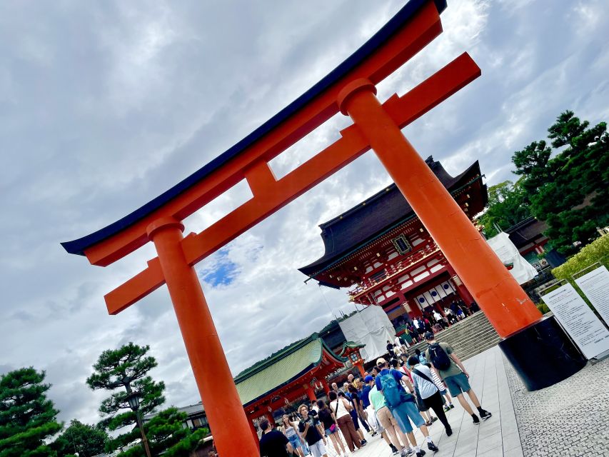 Kyoto: Fushimi Inari-taisha y Kiyomizu-dera (Spanish Guide) - Moving toward Higashiyama: the train and the Pontocho lunch break