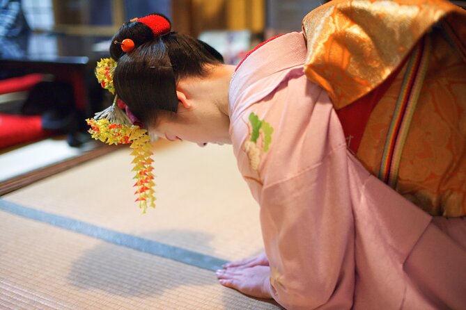Kyoto Geisha Show Cultural Hour with an apprentice geisha, Maiko - Why a Maiko Show in Kyoto Beats Street Chasing