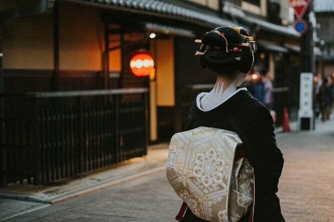 Kyoto Gion Early Morning Walking Tour - Meeting at Izumo-no-Okuni and how the small group helps