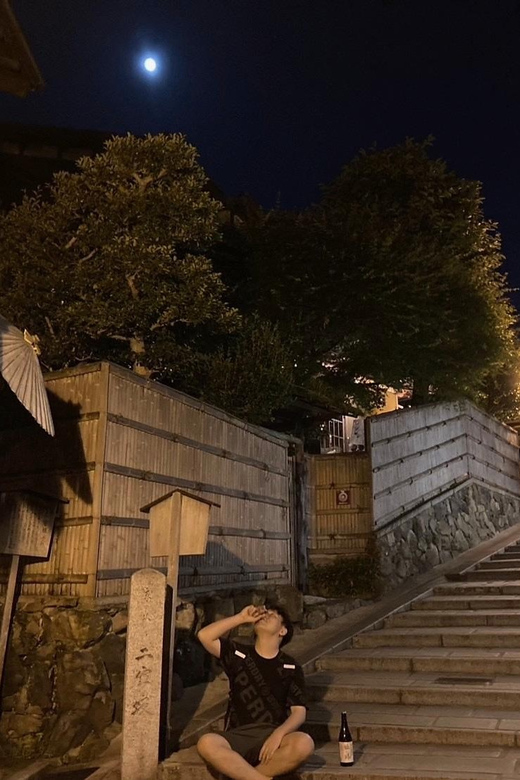 Kyoto: Gion Evening Walk with Hidden Gems, Geisha & Sake - Why Gion after dark feels more like Kyoto
