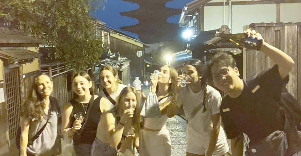 Kyoto: Gion Evening Walk with Hidden Gems, Geisha & Sake - Hōkan-ji Temple (Yasaka Pagoda): the night photo everyone wants