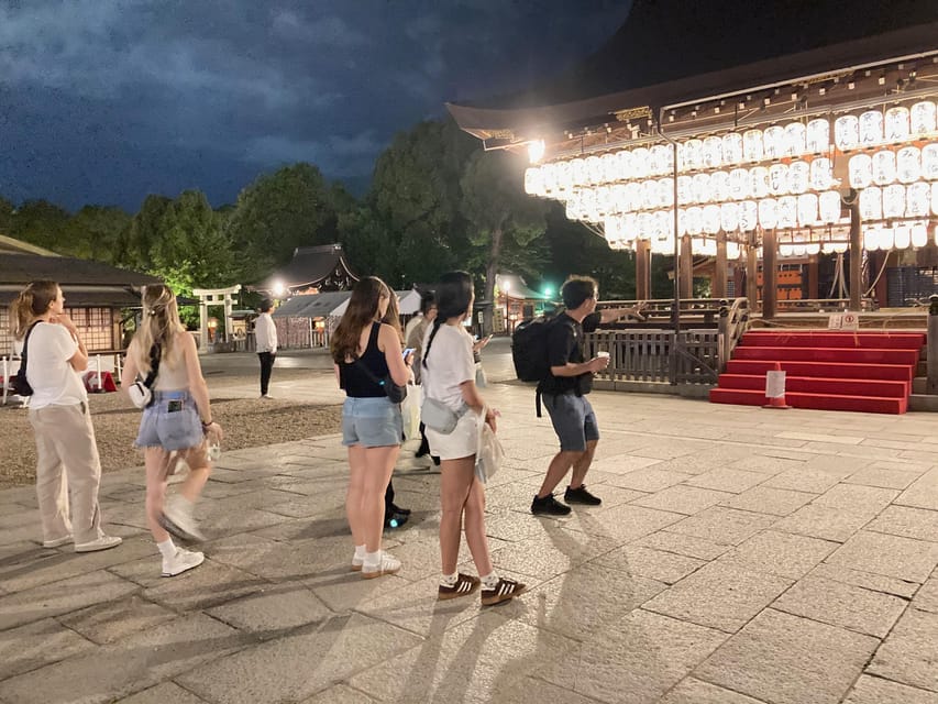Kyoto: Gion Evening Walk with Hidden Gems, Geisha & Sake - The end at Yasaka Shrine: a long-watching finish