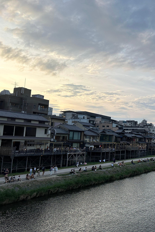 Kyoto: Gion & Geisha district evening tour - Yasui Konpiragu Shrine: a relationship-tied detour that feels different