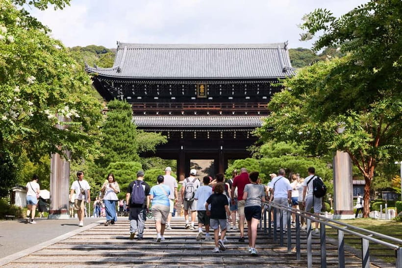 Kyoto: Gion Geisha District Walking Tour and Hidden Gems - Maruyama Park (20 minutes): breathing space in the middle of steps