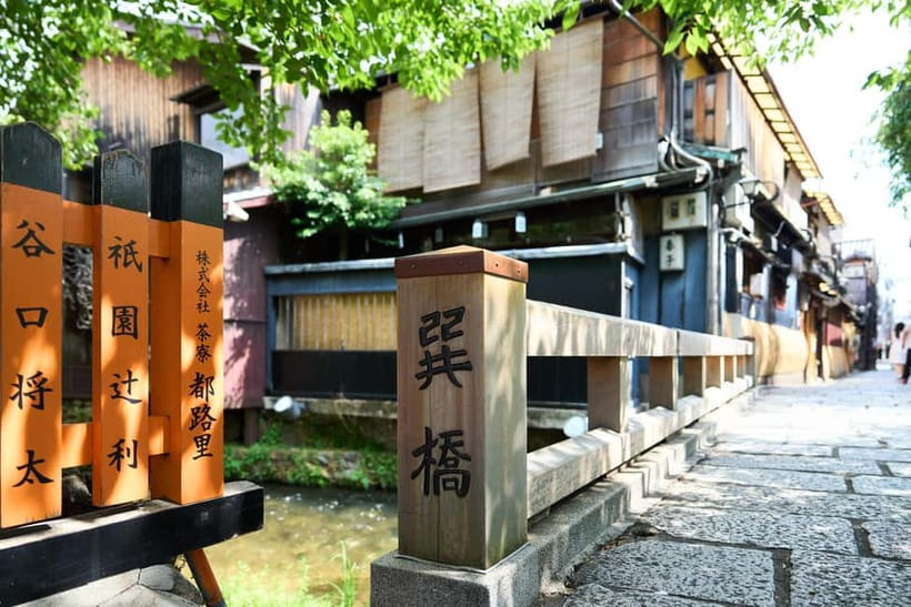Kyoto: Gion Geisha District Walking Tour and Hidden Gems - The guides are the secret sauce (and names to watch for)