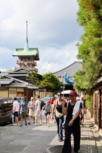 Kyoto: Gion Geisha District Walking Tour and Hidden Gems - Where the tour starts: Ben’s Cookies Kyoto Shijo and first impressions