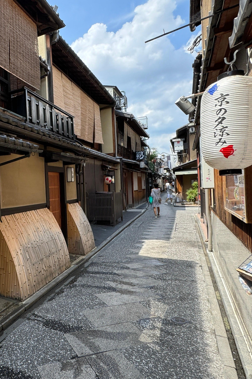 Kyoto: Gion Geisha District & Yasaka Shrine Walking Tour - Entering Hanamikoji Street and the World of Machiya Townhouses