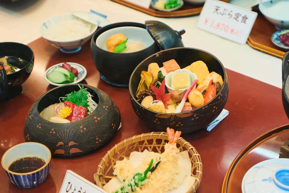 Kyoto: Gion Hidden Gems & Geisha Culture Tour - Yasaka Shrine and the Edo-era feeling in the streets