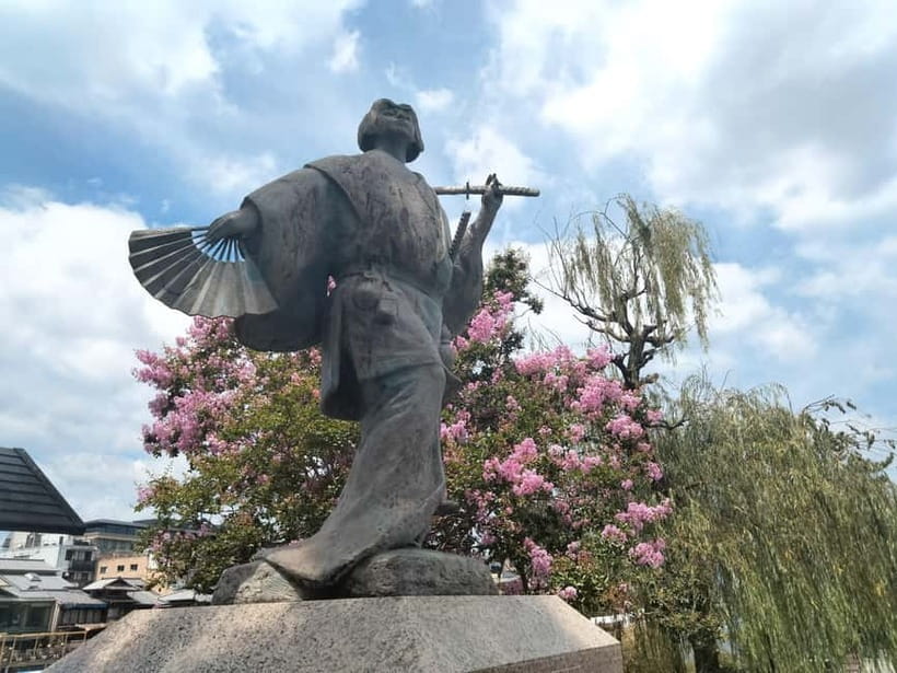 Kyoto: Gion Highlights & Hidden Treasures Guided Tour - Meeting at Izumo no Okuni and getting oriented fast