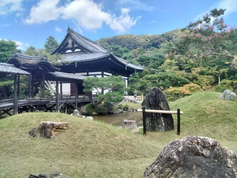 Kyoto: Gion Highlights & Hidden Treasures Guided Tour - Yasaka Shrine: a Shinto stop that sets the tone