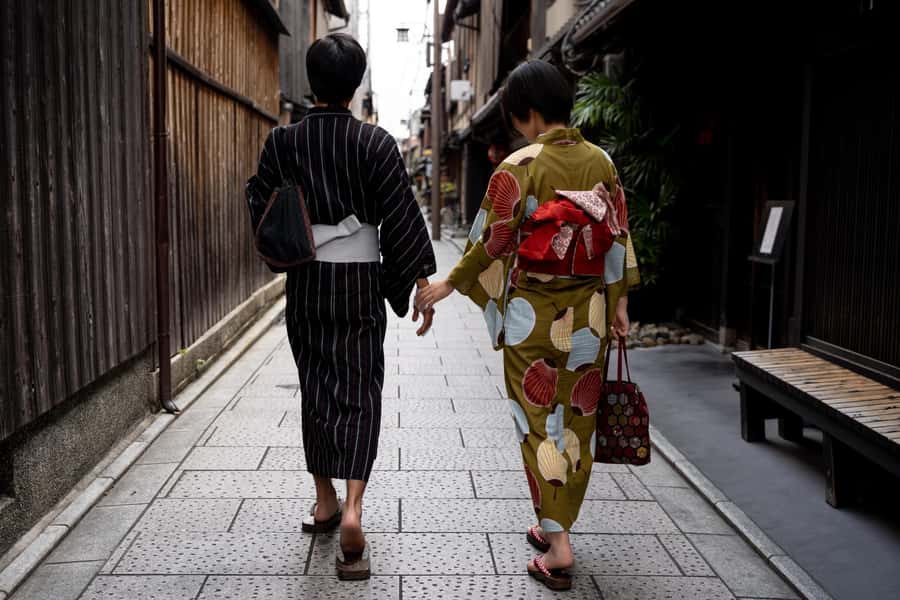 Kyoto: Gion Morning/Night Walking Tour - Gion at sunrise or after dark: why this walk works