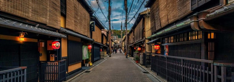 Kyoto: Gion Night Tour Stories of Geisha and Maiko - Why Gion at dusk turns into a living story