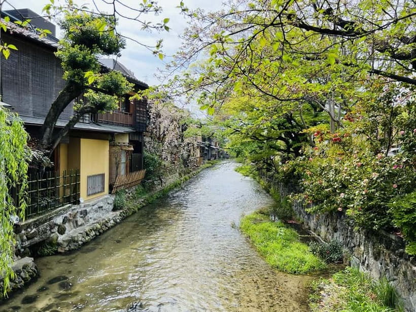 Kyoto: Gion Night Tour Stories of Geisha and Maiko - Gion Corner: another guided pause in the middle of the lanes