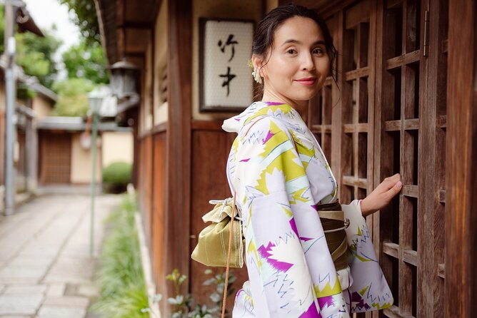 Kyoto Gion Photoshoot - Private Session | Pro Photographer - 30 Edited Photos and a Private Online Gallery