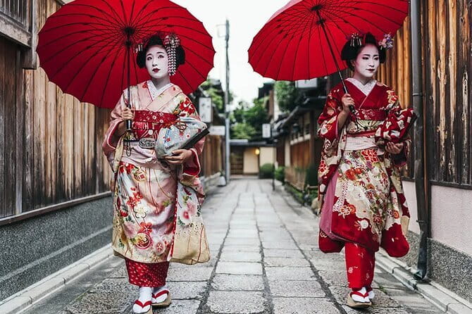 Kyoto Gion Walking Tour for First Time Visitors - Stop 1: Gion streets near Yasaka Shrine