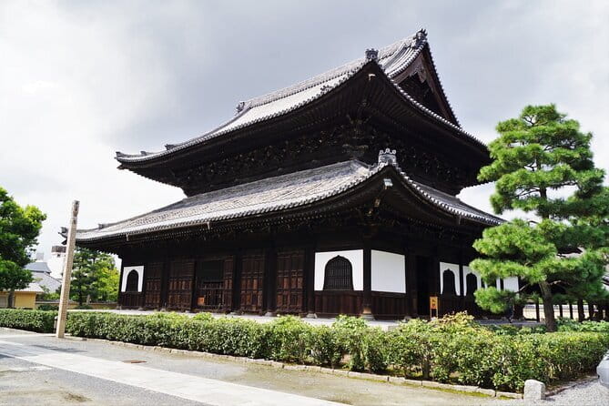 Kyoto Gion Walking Tour for First Time Visitors - Stop 4: Hōkan-ji Temple (Yasaka Pagoda) above the streets