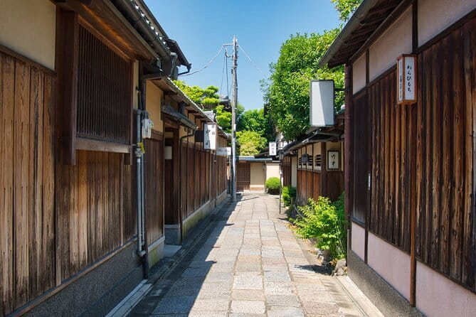 Kyoto: Gion Walking Tour for First-Time Visitors - Gion on foot: what to pay attention to as you walk