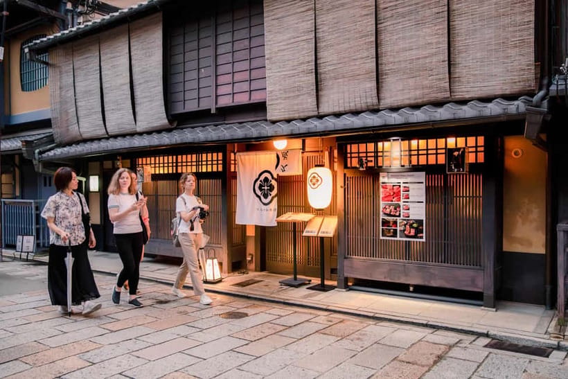 Kyoto: Gion World of the Geisha Guided Walking Tour - Spotting maiko and geiko: what the guide can help with