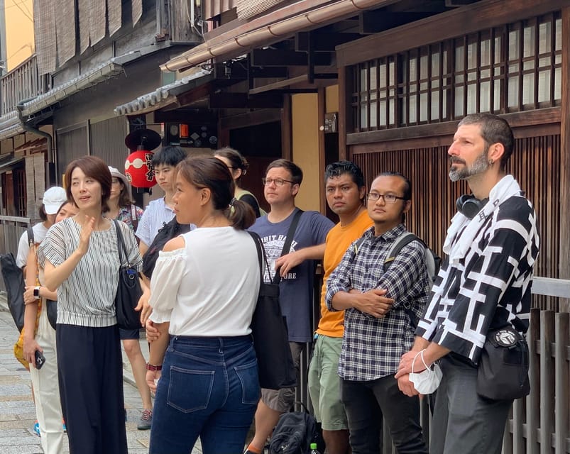 Kyoto: Gion World of the Geisha Guided Walking Tour - Yasaka Shrine: the first 40 minutes set your context