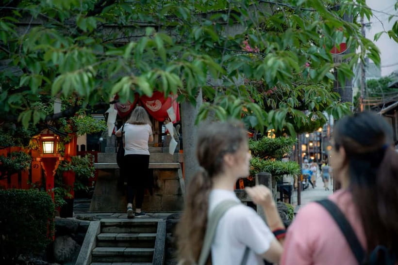 Kyoto: Gion World of the Geisha Guided Walking Tour - The short sightseeing bits and why the timing matters