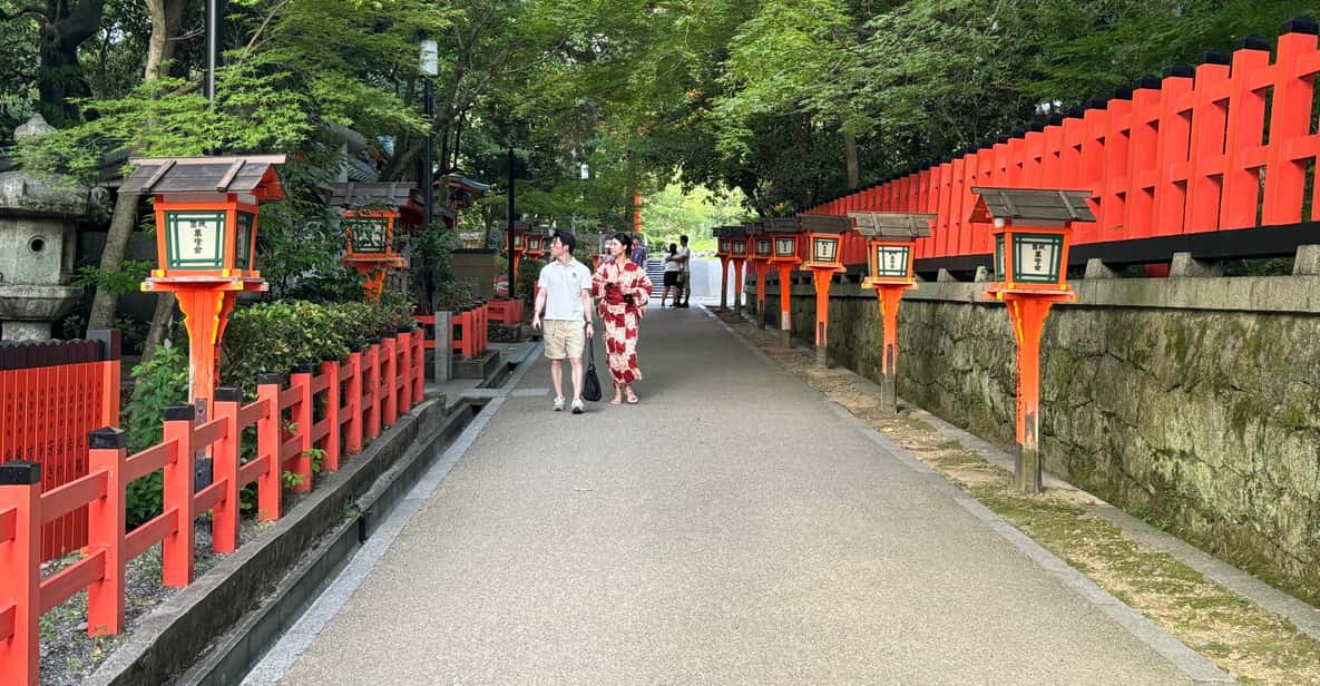 Kyoto: Half-Day Private Tour Gion Geisha District & Kiyomizu - Yasaka Shrine: why 1400 years still shapes the street