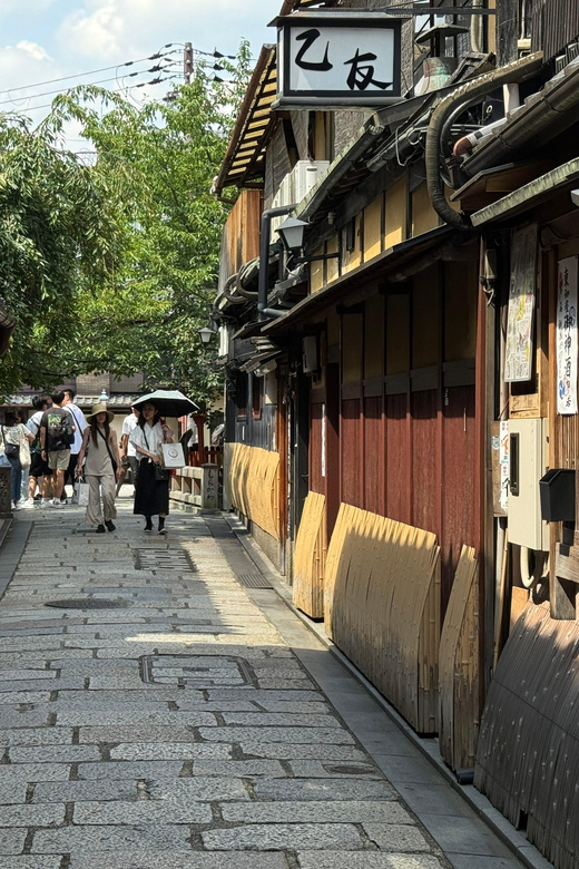 Kyoto: Half-Day Private Tour Gion Geisha District & Kiyomizu - Start at the 四条交番 police box next to Pontocho