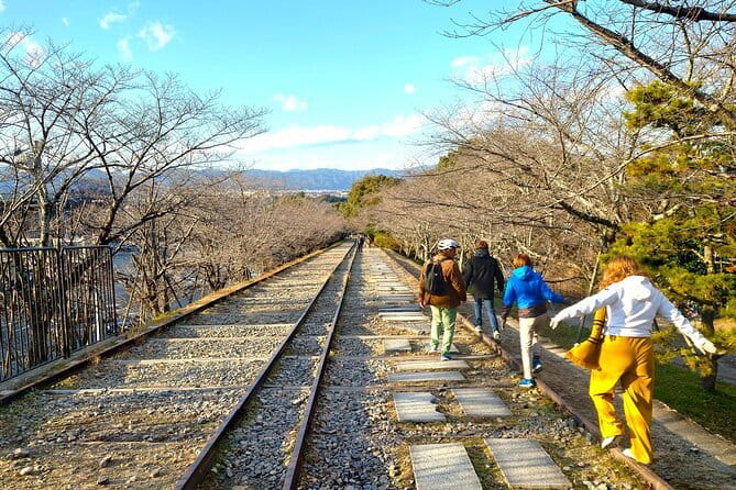 Kyoto: Higashiyama Slow Cycling Tour along the quiet waterfront - Why riding Higashiyama along water feels calmer