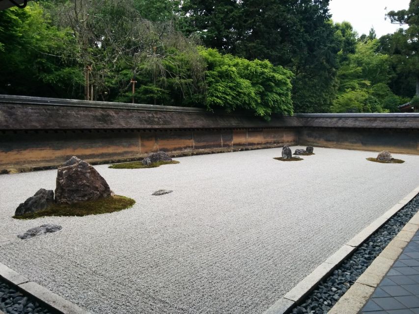 Kyoto Highlights 7-Hour Private Guided Tour - Southeast Kyoto: Sake Brewery, Fushimi Inari, and the Higashiyama Temple Climb