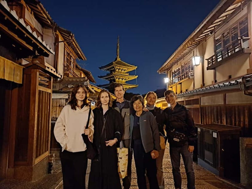 Kyoto: Izakaya Nightlife Tour with Local Guide - Moving through Kiyamachi and Pontocho: lantern streets with real character