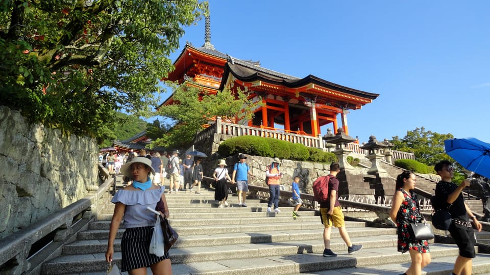 Kyoto: Kiyomizudera, Higashiyama and Yasaka Discovery Tour - Yasaka Shrine and Maruyama Park: Shinto stories with an easy finish