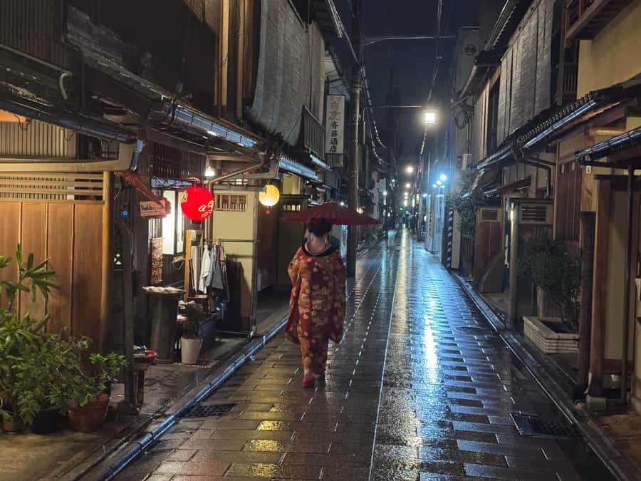 Kyoto Magic Night Walk: Gion & Fushimi Inari(Private Option) - Kyoto After Dark: Why Fushimi Inari Hits Different at Night