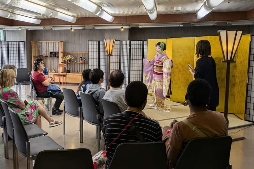 Kyoto: Meet-and-Greet, Maiko Show and Experience - What the English Staff Help You Notice in the Kimono and Hairstyle