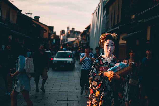 Kyoto Private Night Tour with a Local – Bars, Bites & Culture - Starting point in Kyoto and how the walking rhythm works
