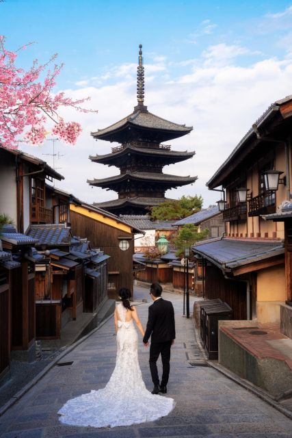 Kyoto: Private romantic photoshoot for couples - The 45-minute flow: direction without feeling stiff