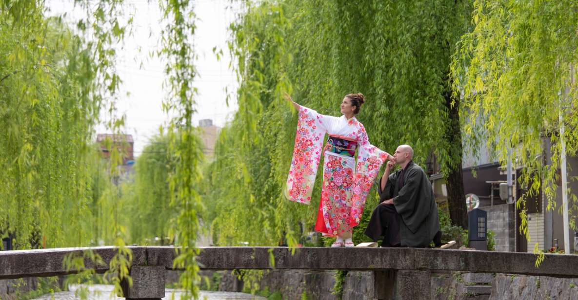 Kyoto: Private romantic photoshoot for couples - Meeting at KéFU Stand in Yasaka: get this part right and you’ll relax