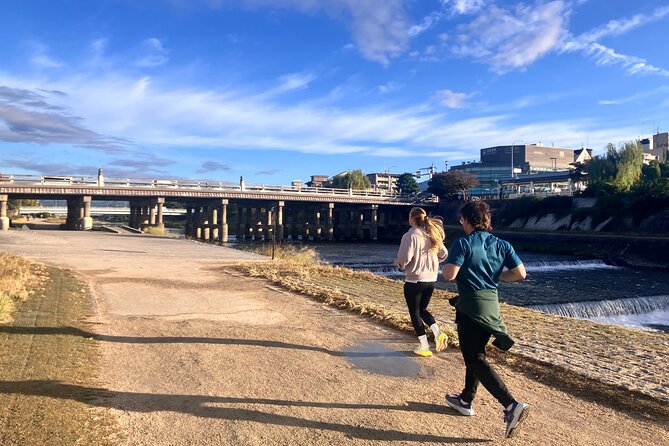 Kyoto Run & Walk Tour with Locals - Stop 5: Yasaka Shrine and the start of the classic Kyoto streetscape